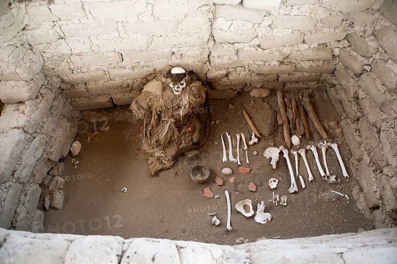 Skeleton in an open grave, Chauchilla burial ground or desert cemetery, Ica region, Nazca province, Peru, South America