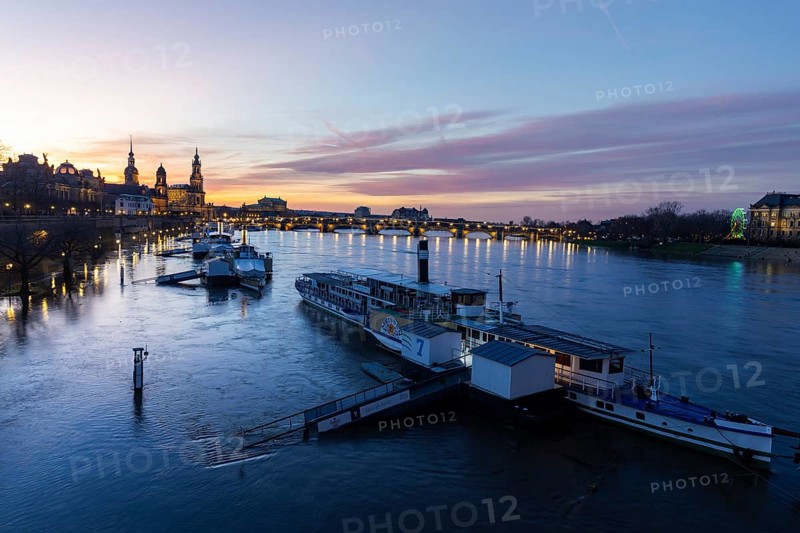 Due to the heavy precipitation in the form of snow and rain, alert level 3 has been declared on the Elbe in Dresden. The maximum level is expected to be 6.37 metres on 29.12.2023. The Terrassenufer was closed due to flooding and the first flood protection barriers were installed, Dresden, Saxony, Germany, Europe