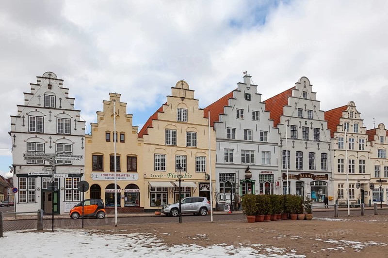 Historic houses on the market square of Friedrichstadt, stepped gabled houses, Dutch merchants' houses, Friedrichstadt, North Frisia, Schleswig-Holstein, Germany, Europe