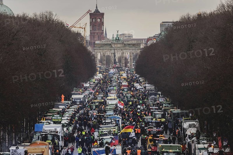 Road blockades, taken as part of the farmers' protests in Berlin, 15 January 2024. 10, 000 participants are expected on Monday as part of the farmers' protest week. Among other things, they are protesting against the austerity plans of the traffic light government