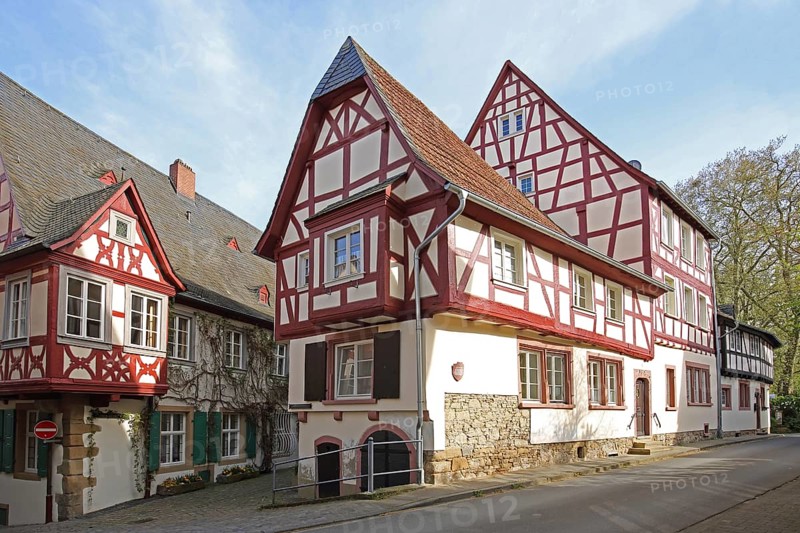 Half-timbered house Ritterherberge built in 1580 and Hunolsteiner Hof, left, Meisenheim, Rhineland-Palatinate, Germany, Europe