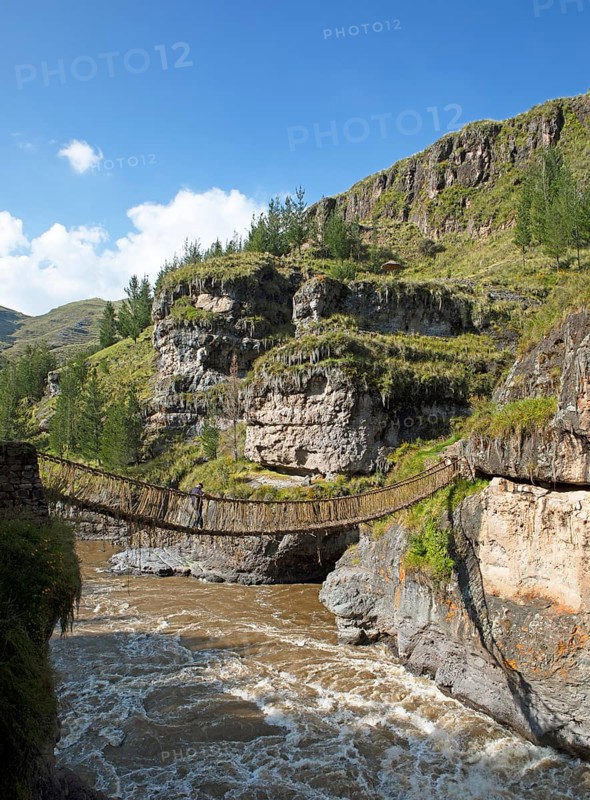 Inca rope bridge or suspension bridge Q'eswachaka over the Río Apurímac, Canas province, Peru, South America