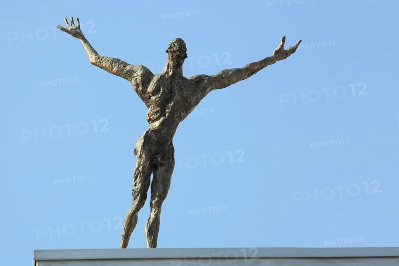 Sculpture The Flight by Rainer Retting 1997, roof, flying, figure, man, arms, outstretch, up, hold, stretch, gesture, Tritonplatz, Staatstheater, Altstadt, Mainz, Rhine-Hesse region, Rhineland-Palatinate, Germany, Europe