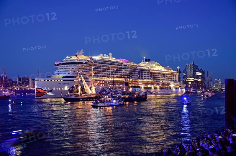 Europe, Germany, Hamburg, Elbe, View over the Elbe, Passenger ship AIDAprima with festive lighting, Elbe Philharmonic Hall, Hamburg, Hamburg, Federal Republic of Germany, Europe