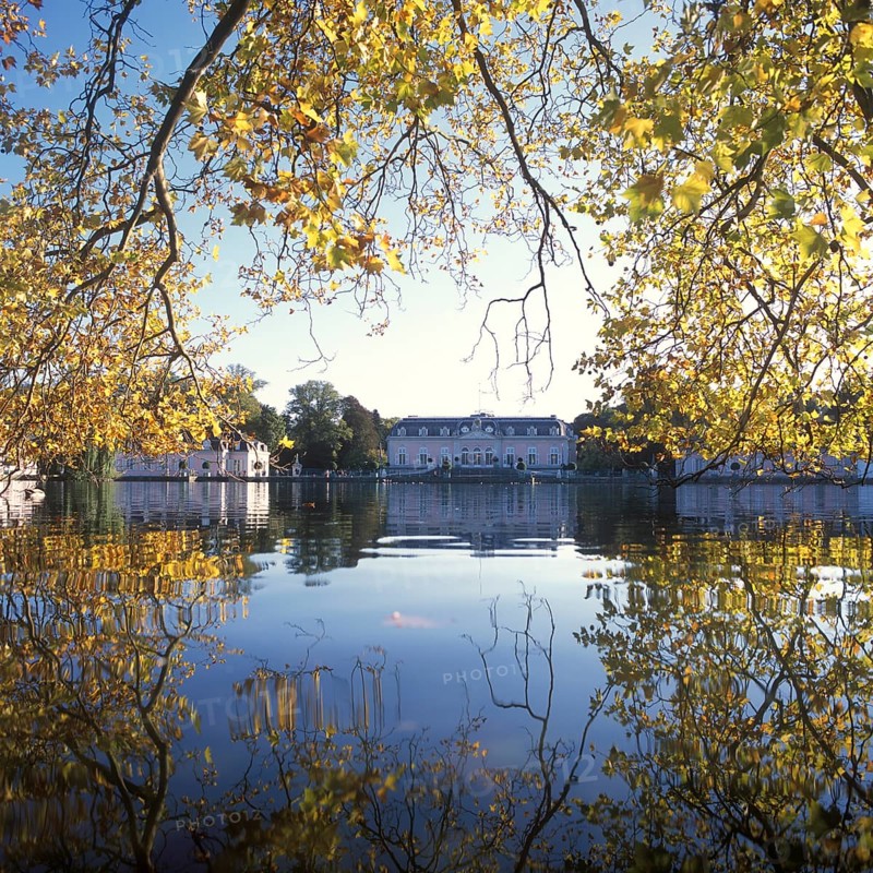 Rokoko-Schloss Benrath im Herbst, Düsseldorf, Deutschland