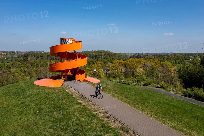 Halde Franz, Haldenzeichen, cycling in the Ruhr area, Halde Franz, Haldenzeichen, orange, snail shell-shaped observation tower, Hamm, North Rhine-Westphalia, Germany, Europe