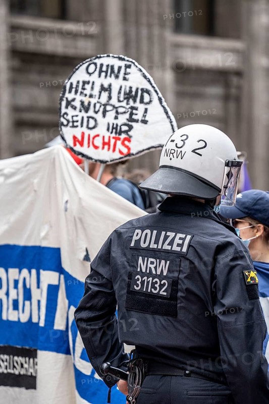 Police operation at a demonstration against the planned assembly law in North Rhine-Westphalia, in Düsseldorf, various left-wing groups and football fans, Ultras, from Fortuna Düsseldorf and 1.FC Köln, protest, North Rhine-Westphalia, Germany, Europe