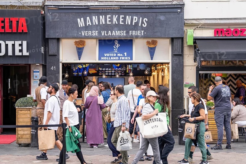 Mannekenpis, popular chip shop, chip shop, Verse Vlaamse Friet, Damrak shopping street, tourists, visitors, Amsterdam, Netherlands