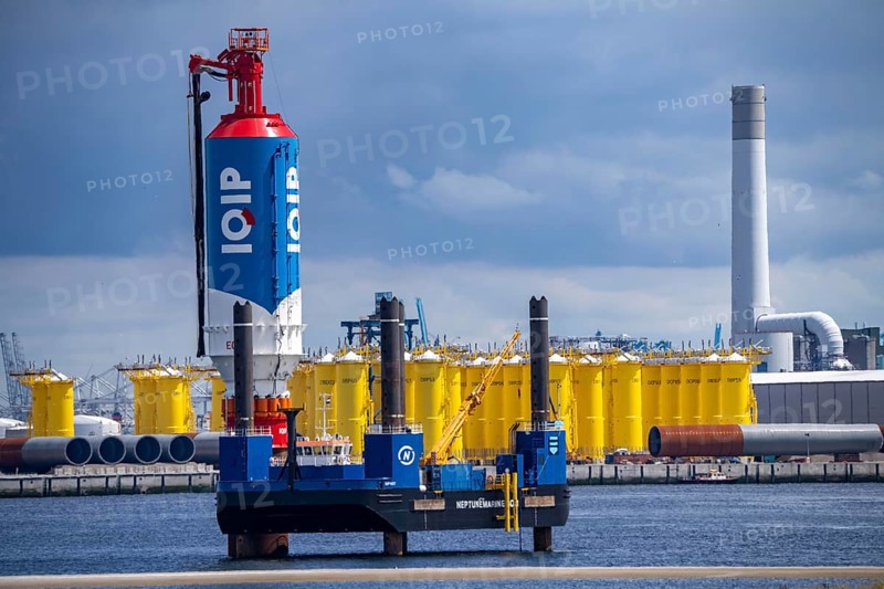 Platform with the IQIP EQ-Piling System, for noise-reduced piling of steel pipes, as a foundation in the seabed, for offshore wind turbines, to protect marine animals from noise during piling, in the background monopiles from the company SIF, foundations for wind turbines, in the seaport of Rotterdam, Maasvlakte, Rotterdam Netherlands