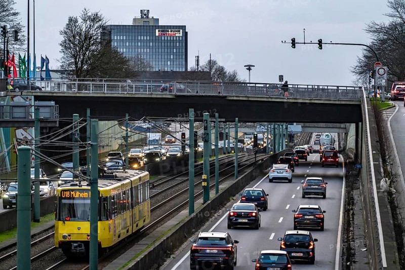 The Hausackerbrücke, inner-city road bridge over the A40 motorway and the U18 light rail line, between Essen-Frohnhausen and Holsterhausen, extensively renovated in 2018, is already dilapidated again and has to be demolished, to be rebuilt in 2026, for which the A40 motorway and the tram line must be closed, North Rhine-Westphalia, Germany, Europe