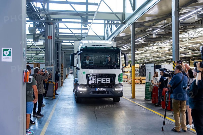 Presentation of the first fuel cell lorry from FES GmbH Fahrzeug-Entwicklung Sachsen. FES GmbH has been involved in the development of fuel cell systems and their application in vehicles for more than seven years and will now register the first truck with a weight of 18 tonnes on the road. Minister President Michael Kretschmer during a test drive, FES, Zwickau, Saxony, Germany, Europe
