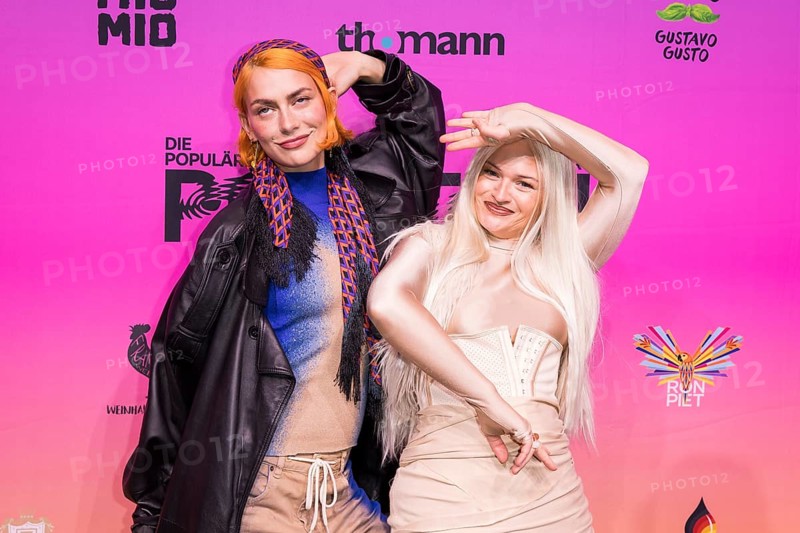 Alli Neumann and Inéz shepherd on the red carpet in front of the Polyton 2024 award ceremony in Berlin's Atelier Gardens on 23 October 2024. The award has been held since 2023 and is a successor to the Echo music prize