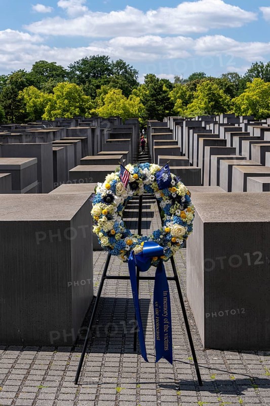 Memorial wreath in front of the Holocaust memorial at the Brandenburg Tor, Berlin, Germany, Europe
