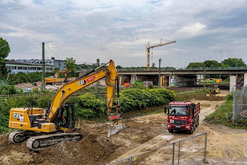 Work on the A40 motorway bridge, Schlachthofbrücke, the bridge piers for the new bridge are already in place, they are now being rebuilt with wooden planks to protect them from damage when the old bridge is demolished, will then be demolished, bridge over a 3-track railway line, between Bochum-Zentrum and Hamme, the 63-year-old motorway bridge, 66 metres long, is dilapidated and will be demolished and rebuilt, the A40 motorway will be completely closed for up to 15 weeks in summer 2024, a traffic fact for the Ruhr area, North Rhine-Westphalia, Germany, Europe