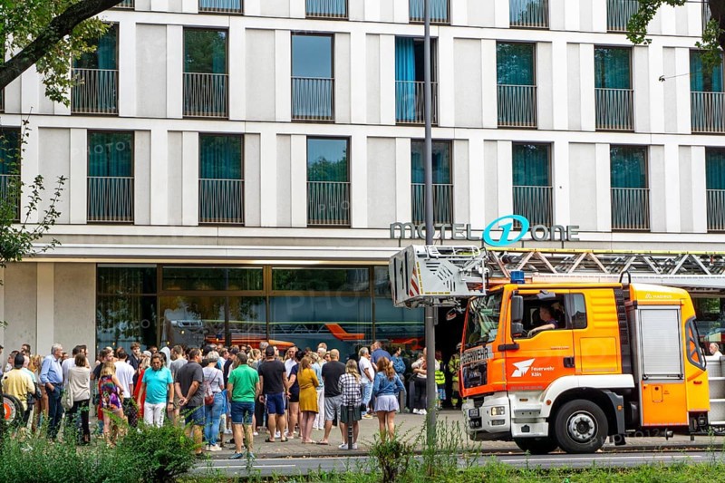 Fire alarm in a hotel in Cologne, the hotel was evacuated early in the morning, the guests gather in front of the hotel, North Rhine-Westphalia, Germany, Europe