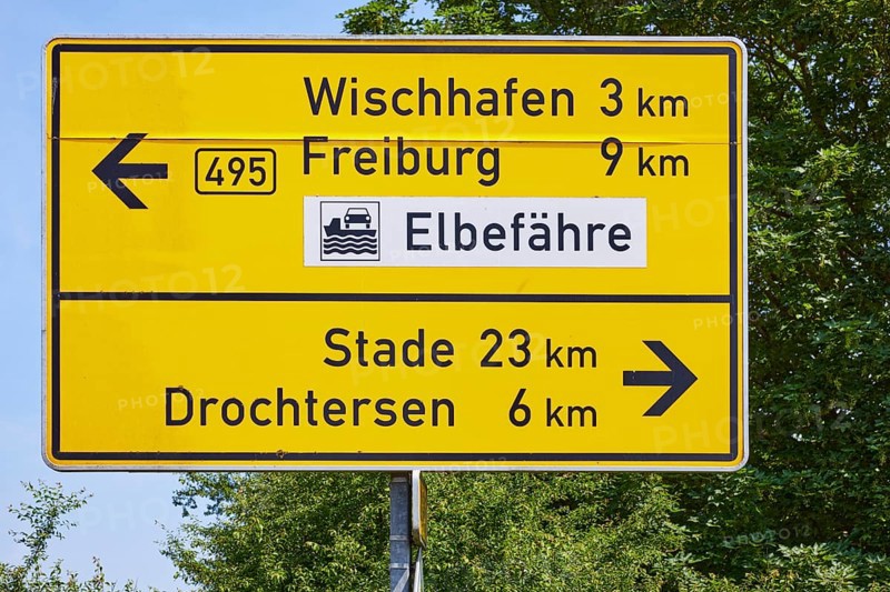 Signposts to Wischhafen, Freiburg, Stade, Drochtersen and to the Elbe ferry in Wischhafen, district of Stade, Lower Saxony, Germany, Europe
