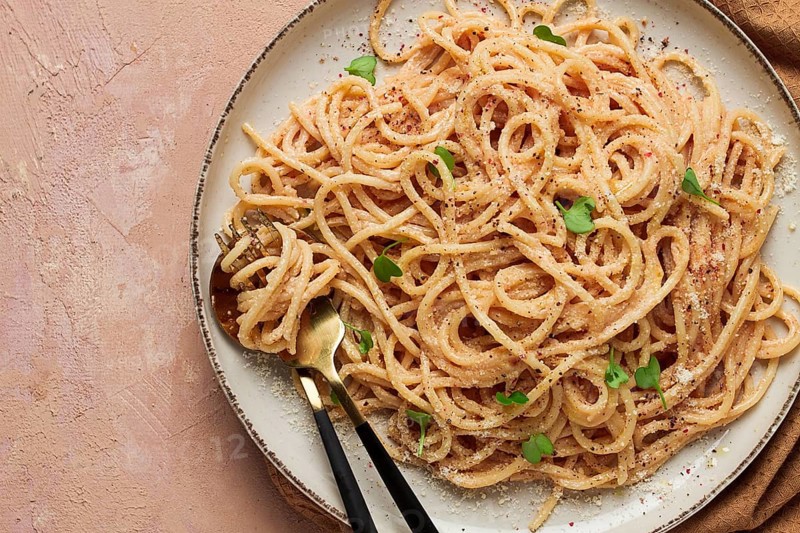 Spaghetti carbonara, in creamy garlic sauce, pasta in white sauce, homemade, no people