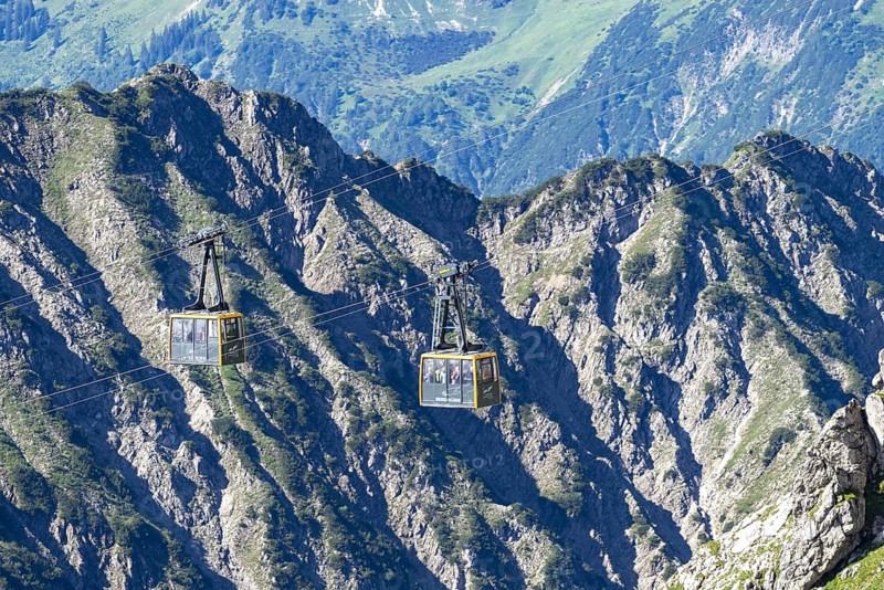 Cabins of the Nebelhorn cable car between Höfatsblick station and summit, behind them the numerous erosion gullies of the Schattenberg, Oberstdorf, Allgäu Alps, Allgäu, Bavaria, Germany, Europe