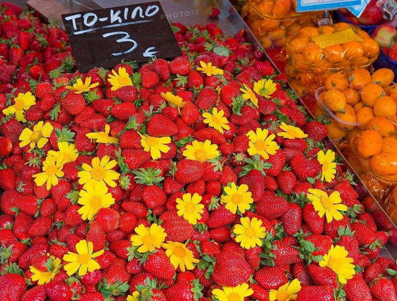 Market stall with fresh strawberries and yellow flowers, price tag available, market, Nafplio, Nauplia, Nauplion, Nafplion, Argolis, Peloponnese, Greece, Europe