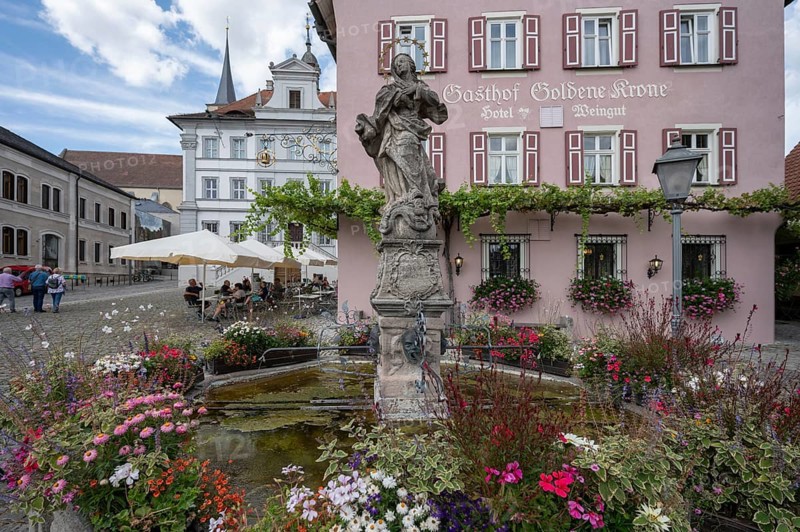St Mary's Fountain, on the left the baroque town hall, Iphofen, Lower Franconia, Bavaria, Germany, Europe