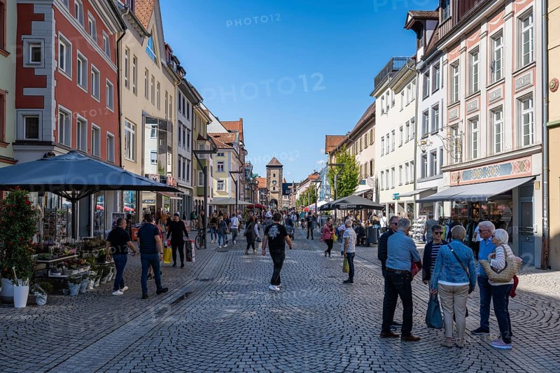 Pedestrian zone, shopping street, Bickenstraße, Rietstraße with the Riettor, historic town gate of Villingen, Villingen-Schwenningen, Black Forest district, Baden-Württemberg, Germany, Europe