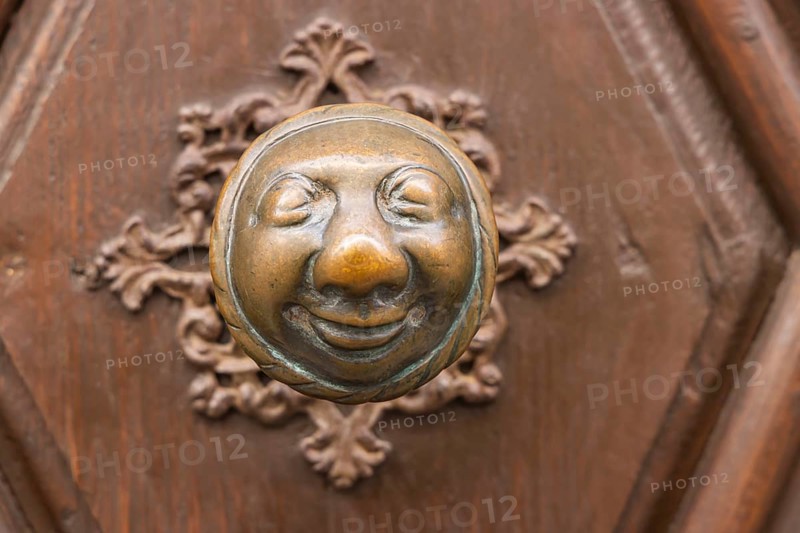 Stahlesches Schwesternhaus in the street Eisgrube in Bamberg. Doorknob with a cheerful face, known as the apple woman in the fairy tale The Golden Button by E. T. A. Hoffmann, Bamberg, Upper Franconia, Bavaria, Germany, Europe