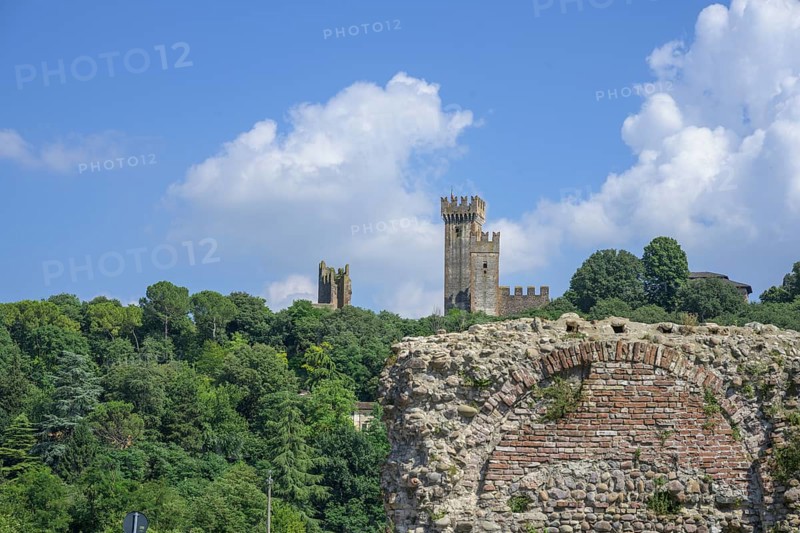 Scaliger Castle seen from the Visconti Bridge from 1395, Borghetto, Valeggio sul Mincio, Province of Verona, Italy, Europe