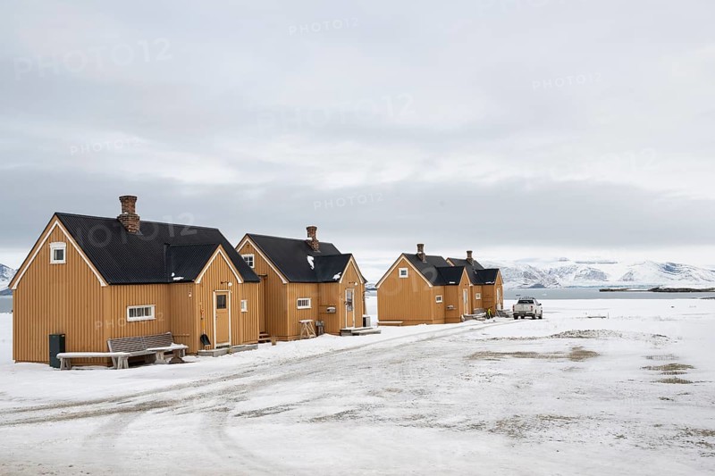 Ochre-coloured houses, research settlement, scientific settlement, winter landscape, Ny-Ålesund, Kongsfjord, Svalbard Island, Svalbard archipelago, Svalbard and Jan Mayen, Norway, Europe