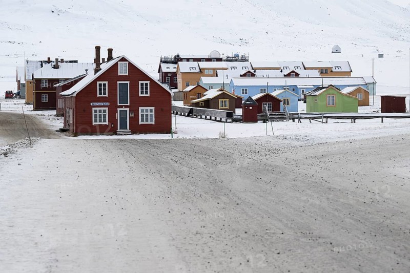 Houses in different colours, winter landscape, research settlement, scientific settlement, Ny-Ålesund, Spitsbergen Island, Svalbard and Jan Mayen archipelago, Norway, Europe