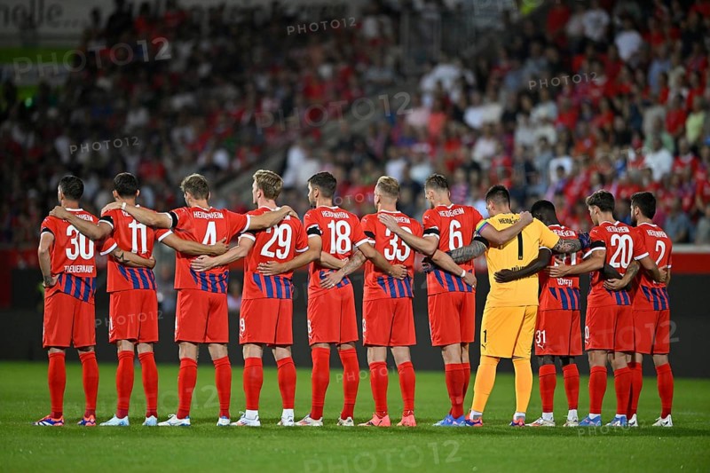 Memorial, minute's silence, mourning in front of kick-off of the match between 1. FC Heidenheim 1846 FCH and BK Häcken for Sven-Göran Eriksson, Voith-Arena, Heidenheim, Baden-Württemberg, Germany, Europe