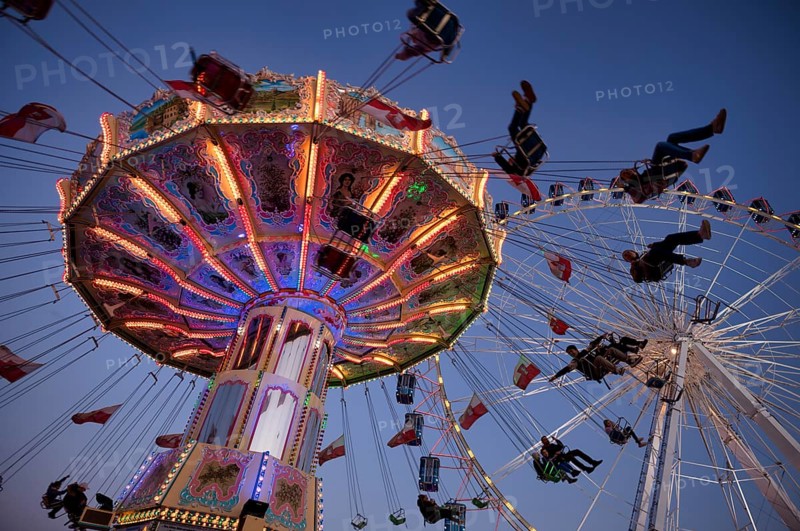 Ferris wheel, Europa Rad, chain carousel, Cannstatter Wellenflug, rides, movement, movement effect, Cannstatter Wasen, blue hour, folk festival, Bad Cannstatt, Stuttgart, Baden-Württemberg, Germany, Europe