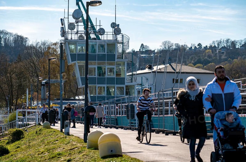 Lake Baldeney in Essen, Saturday, 04.04.20, closed-off regatta grandstands, otherwise hundreds of people sunbathe here, keep to the contact ban, keep their distance, not many visitors despite sun and spring weather, effects of the corona crisis in Germany