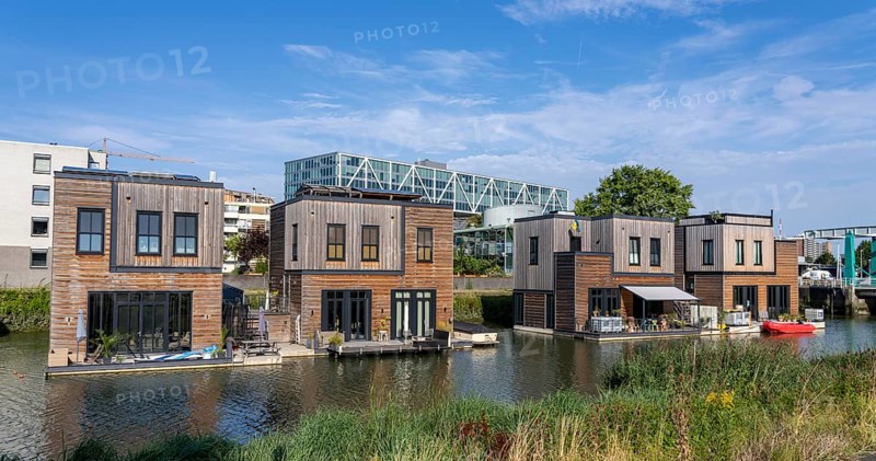 18 Floating residential buildings Havenlofts Nassauhaven, energy-neutral, solar cells, heat from biomass, timber construction, own wastewater treatment, floating residential street, pilot project tidal park, in the Feijenoord district, Rotterdam, Netherlands