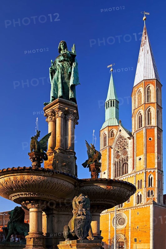 Henry's Fountain in honour of Henry the Lion in front of St. Catherine's Church, St. Catherine's, Brunswick, Lower Saxony, Germany, Europe
