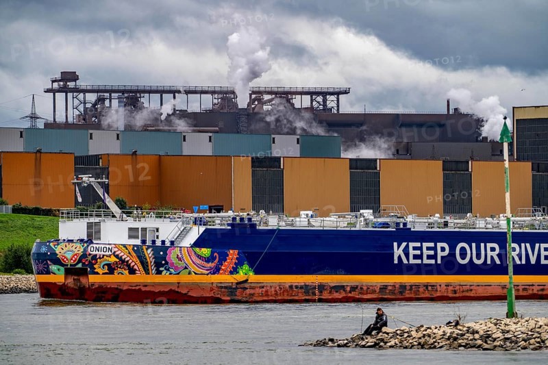 Thyssenkrupp Steel steelworks in Duisburg-Bruckhausen, thyssenkrupp Steel Europe AG, hot strip mill II Rhine, tanker Onion from Ineos, transports butane gas, Duisburg, North Rhine-Westphalia, Germany, Europe