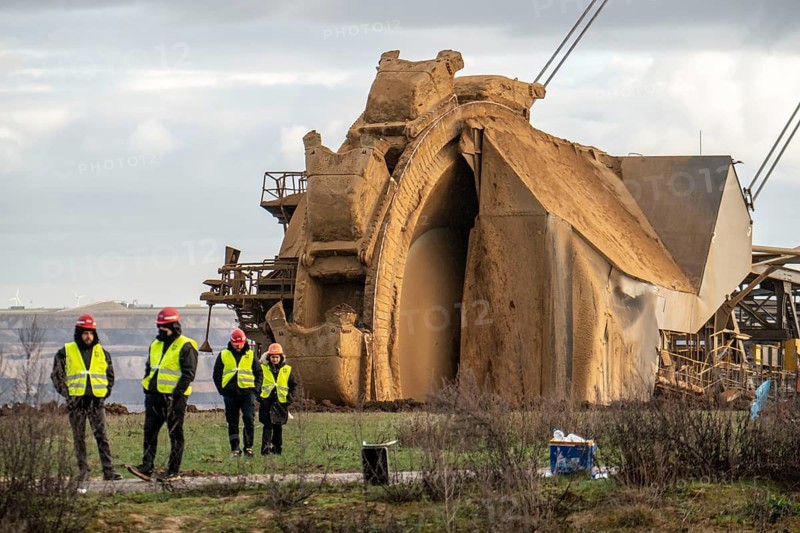 Start of the eviction of the hamlet Lützerath at the lignite mine Garzweiler 2, preparation for the upcoming eviction of the area occupied by climate protection activists, the energy company RWE prepares the construction of work roads, protected by the police, North Rhine-Westphalia, Germany, Europe