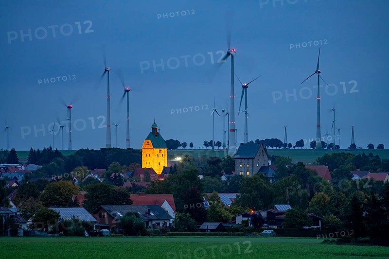 Wind farm above the village of Lichtenau, self-proclaimed energy town, houses with photovoltaic systems on the roofs, Paderborn district, OWL, A North Rhine-Westphalia, Germany, Europe