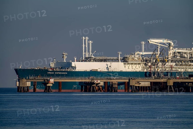 The Höegh Esperanza, an LNG storage and vaporisation vessel, is moored at the LNG terminal near Wilhelmshaven, converting the liquefied natural gas, LNG, delivered on ships into gas and storing it in the natural gas grid, Lower Saxony, Germany, Europe