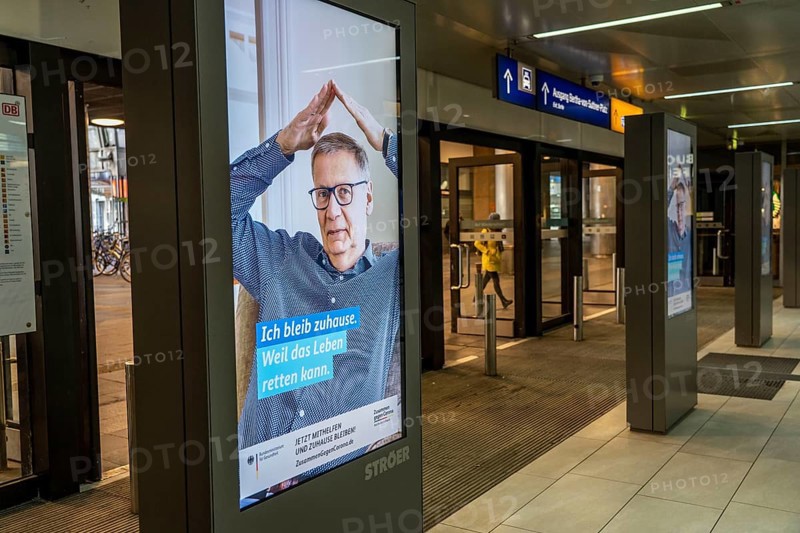 Displays with PR campaign of the Federal Government, I'm staying at home, Central Station, Effects of the coronavirus pandemic in Germany, Düsseldorf