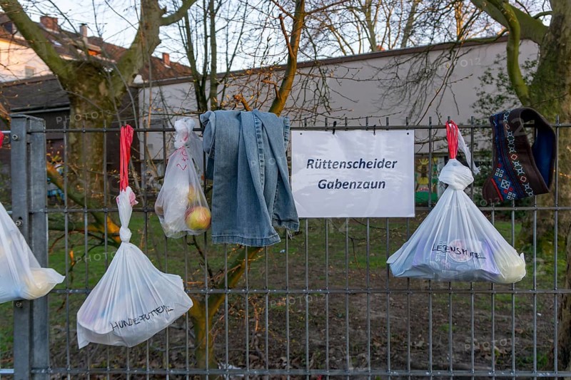 Gift fence with donations for the homeless and needy, food, hygiene articles, clothing, in Essen Rüttenscheid, effects of the corona crisis in Germany