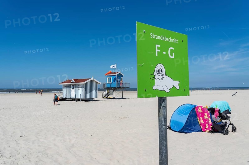 North Sea island of Langeoog, early summer, shortly after the first easing of the lockdown in the Corona crisis, still quite few tourists on the beach, beach chairs, DLRG watchtower, Lower Saxony, Germany, Europe