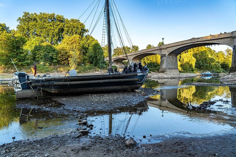 The Rhine at extremely low water, near Bad Honnef Rhöndorf, below the Drachenfels, the historic Rhine ship, Aalschokker Aranka, in the Old Rhine arm, on the island of Grafenwerth, Grafenwerth Bridge, dry Rhine bank, North Rhine-Westphalia, Germany, Europe