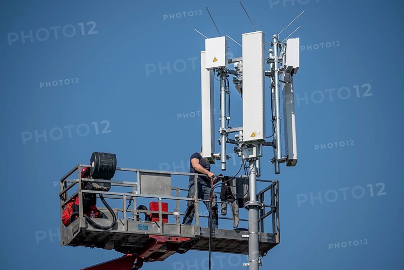 Assembly, installation of a 5G mobile radio transmitter, mast on a residential building, fast mobile internet, Düsseldorf, North Rhine-Westphalia, Germany, Europe