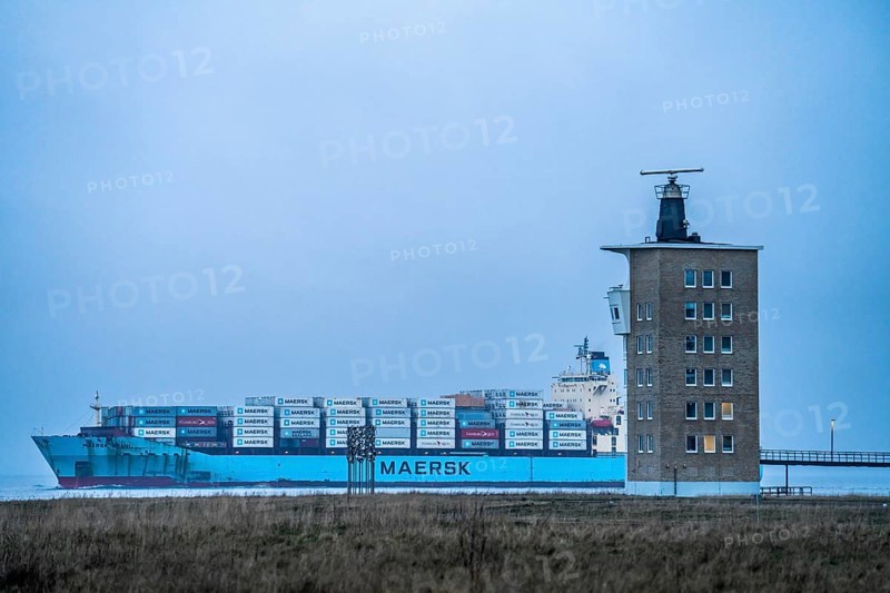 Thick fog in winter, hanging over the mouth of the Elbe into the North Sea, container ship Maersk Brani, leaving the Elbe for Rotterdam, radar tower of the Water and Shipping Authority (WSA) Cuxhaven, viewpoint Alte Liebe in Cuxhaven, Lower Saxony, Germany, Europe