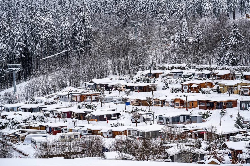 Winterberg campsite, many permanent campers, at the Erlebnisberg Kappe winter sports area, in Sauerland, Hochsauerlandkreis, near Winterberg, few tourists, visitors, during the lockdown in January 2021, North Rhine-Westphalia, Germany, Europe