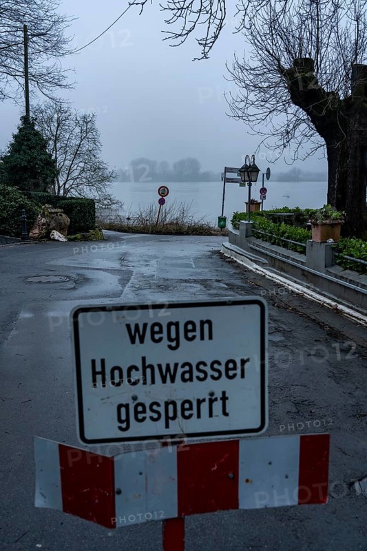 High water on the Rhine at Düsseldorf-Kaiserswerth, foggy weather, riverside paths and Rhine meadows are partly flooded, the Rhine ferry has stopped operating, initial restrictions on shipping apply, Düsseldorf, North Rhine-Westphalia, Germany, Europe