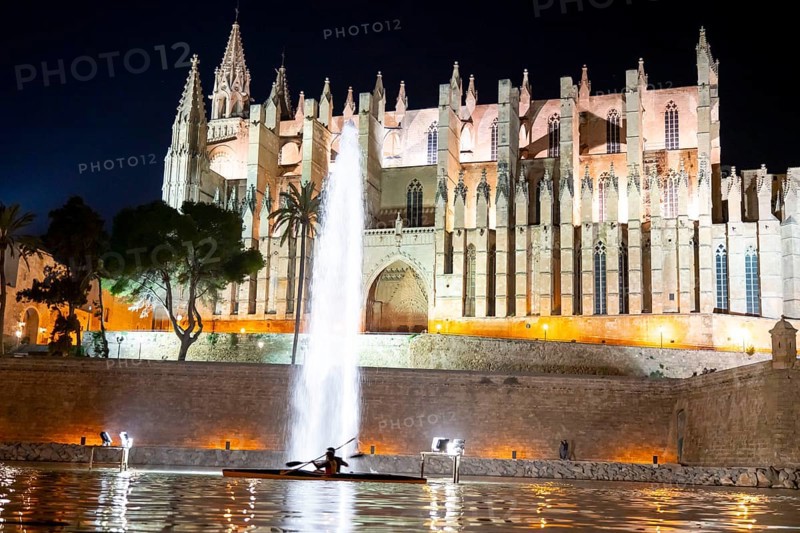 Palma de Majorca, Bay of Palma, the Cathedral of St Mary, kayakers in the lake in front of the church, Balearic Islands, Spain, Europe