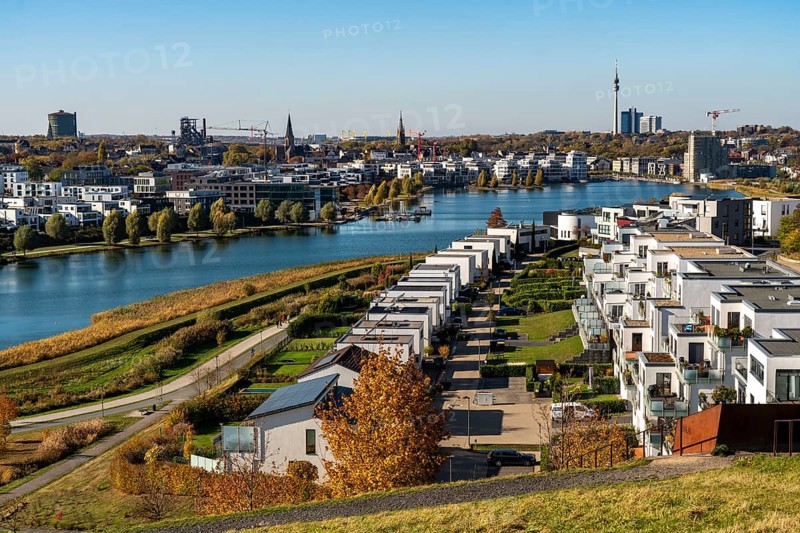 The Phoenix Lake in Dortmund's Hörde district, an artificial lake on the former Phoenix-Ost steelworks site, residential development, local recreation area, catering, Dortmund, North Rhine-Westphalia, Germany, Europe