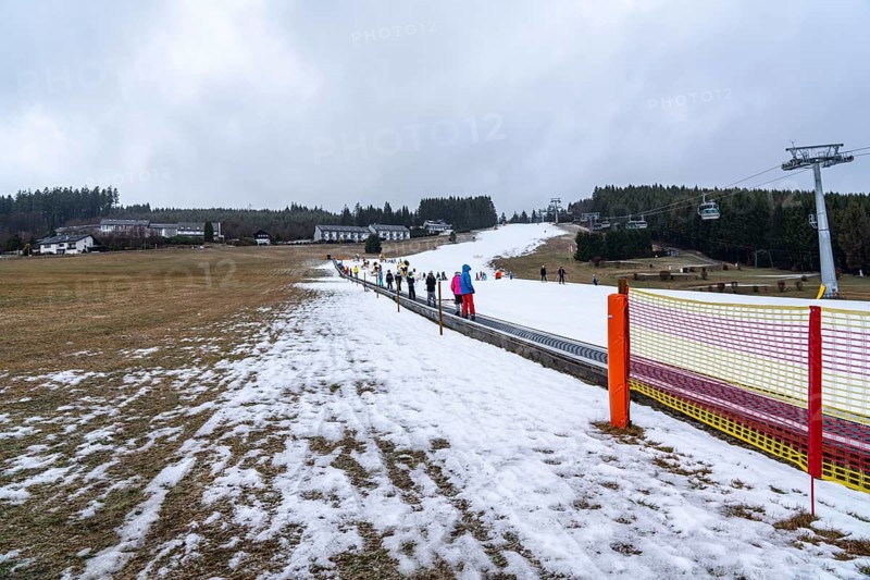 Conveyor belt ski lift, beginner ski resort Ritzhagen, operated with artificial snow, from snow cannons, Willingen, Sauerland, Hesse, Germany, Europe