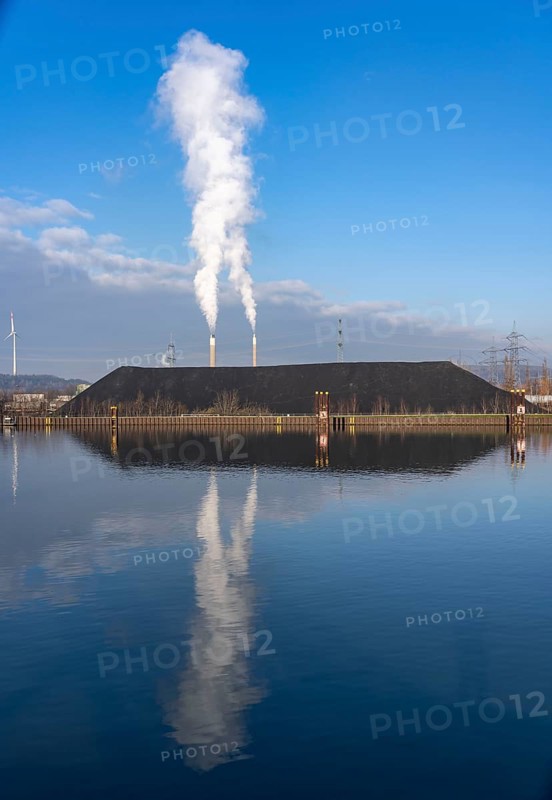 Coal stockpile, coal store, steam coal, for the STEAG Herne thermal power station, in the background chimneys of AGR Abfallentsorgungs-Gesellschaft Ruhr Area, on the Rhine-Herne Canal, Herne, North Rhine-Westphalia, Germany, Europe